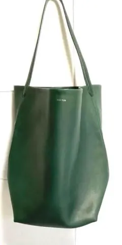 はなちゃんさま専用 THE ROW パークトートバック ラージ 2025年最新】the row パークトート ラージの人気アイテム - メルカリ