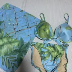 Mサイズ 緑の葉柄 ビキニ　パレオ付き