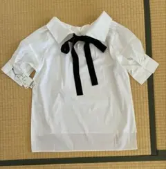 タグ付き新品・未使用✨　後ろリボンが可愛い♡パンツにもスカートにも合うブラウスのサムネイル