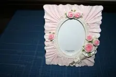 ピンクのフリル付きフォトフレーム　陶器製