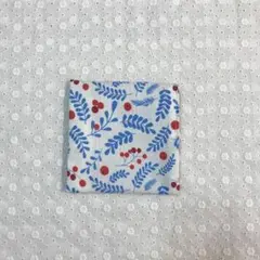 デコレクションズ北欧柄のハンカチみたいに持てるサニタリーケース　ハンドメイド