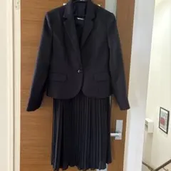 黒ジャケットとプリーツドレスのセット