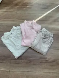 UNIQLOキッズ服 まとめ売り　130サイズ トップス2枚とスキニーパンツのサムネイル