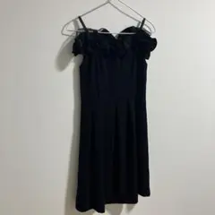 タグ付き　未使用品　高級感あるは深い黒のオフショルダーフリルドレス