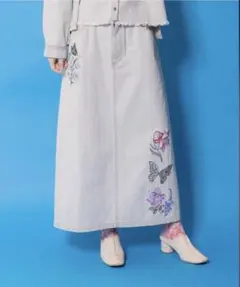 【is scolar】花蝶刺繍デニムロングスカート《土日限定割引中》のサムネイル