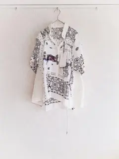 【タグ付き】sacaiサカイ　アーカイブ柄バンダナTシャツ　ホワイトのサムネイル