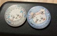 ちいかわ　刺繍缶バッジ ビスケット2 　ラッコ　古本屋（カニちゃん）