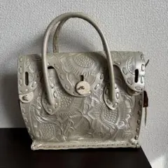 カービングトライブス　ハンドバッグ　パールホワイト