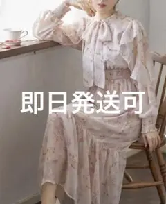 ボウタイりぼん付きラッフルスリーブシアーフラワーラメプリントワンピース