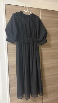 ブラックリボン付きパフスリーブドレス