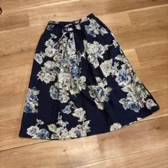FABRIC'Sのネイビー 花柄 タックスカート