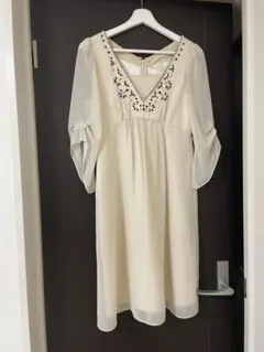 クリーム色 Vネック ビーズ装飾 パーティードレス