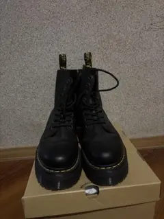 Dr. Martens JADON PISA 8 ホール ブーツ