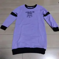 紫の長袖ワンピース プリント入り