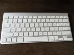 中古Apple ワイヤレスキーボード 本体　A1314 英字配列のサムネイル