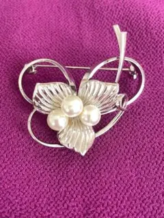 ブローチ　フラワーシルバーブローチ パール付き