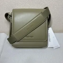 【未使用品】カルバンクライン ロゴ プレート ショルダーバッグ カーキのサムネイル