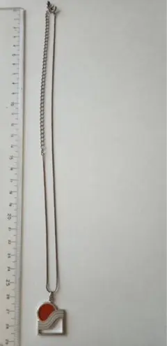 波と赤い円のデザインネックレス