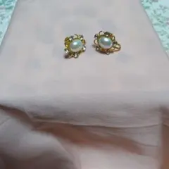 パールとクリスタルのゴールドイヤリング キラキラしてます。