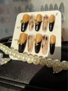 ゴールドのラメ、ダークカラーのグラデーション、ラインストーンのネイルチップ