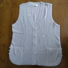 ベージュ ニットベスト Vネック ボタン付き 前ポケット付き