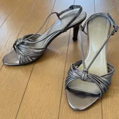 【美品】UNTITLED メタリック ストラップ サンダルのサムネイル