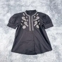 『ノーブランド』トップス　ブラウス　刺繍デザイン　花柄　パフスリーブ