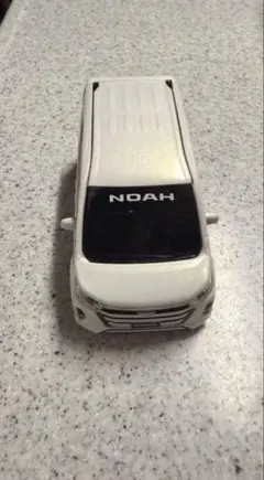 引くと走るトヨタ NOAH ミニカー