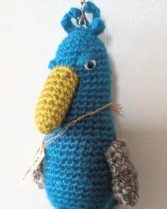ダーニング刺繍のストラップ ミモザを抱いたクマ - メルカリ