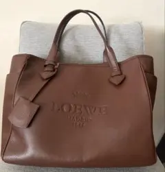 LOEWE ヘリテージ ロゴ型押し レザーチャーム ゴールド金具トート