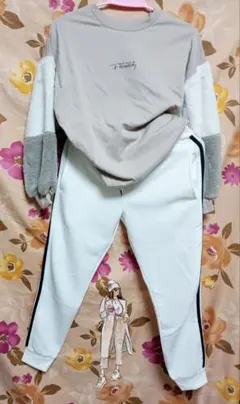 ベージュスウェットトップスとホワイトパンツセット