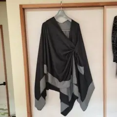 ポンチョ兼用ダークグレー・ライトグレーの大判ストール