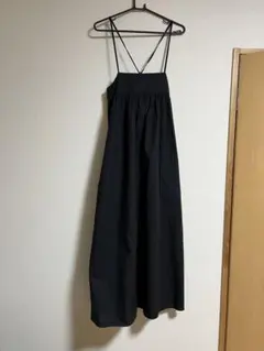 黒のストラップ付きマキシワンピースのサムネイル