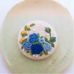 ハンドメイド刺繍ブローチ　青い薔薇　くるみボタン