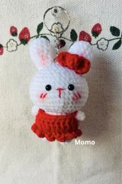あみぐるみキーホルダー　うさぎと赤いワンピース　赤コーデ　赤リボン　ハンドメイド