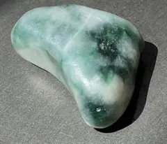 ［ロウカン質　白地に濃緑色］　糸魚川翡翠110g ヒスイ　ひすい ロウカン質 白地に濃緑色］ 糸魚川翡翠110g ヒスイ ひすい - メルカリ