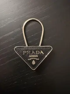 ☆PRADA☆ プラダ カラビナ ブラック 三角 シンプル メンズ - メルカリ