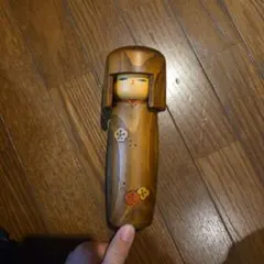 伝統的な木製こけし 花模様