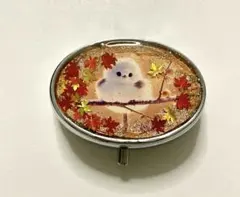ハンドメイドピルケース(紅葉の中で見つけたシマエナガさん)