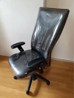 黒い合成皮革オフィスチェア昇降機能付き　テレワーク用イス