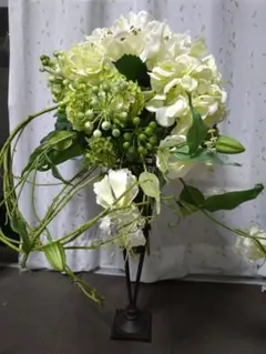 ホワイト＆グリーンの造花アレンジメント値下げしました