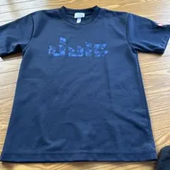 黒のロゴ入りTシャツ
