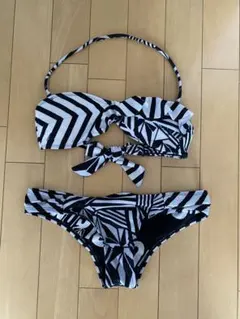 正規品　ボルコム　VOLCOM ビキニ セパレート水着 黒　ブラック　ロゴのサムネイル