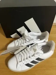 【新品未使用】人気！adidas スニーカー 23.5cm 箱付き