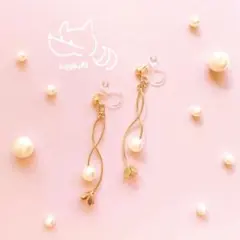 揺れるゴールドフラワーとパールのイヤリングorピアス