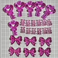 ビビットピンク アクリル ビーズ 鍵 チャーム 熊 ベア リボン デコパーツ