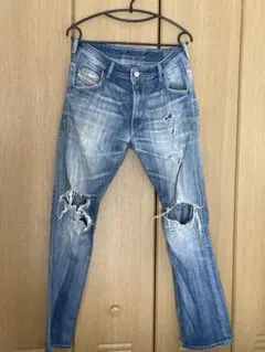 DIESEL ライトブルーダメージデニム