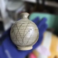 陶器製球形花瓶 線刻模様付き