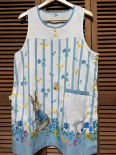 ウサギと花柄のエプロン