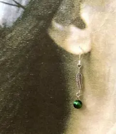 アンティークシルバーフェザー＊天然石グリーンタイガーアイの耳飾り